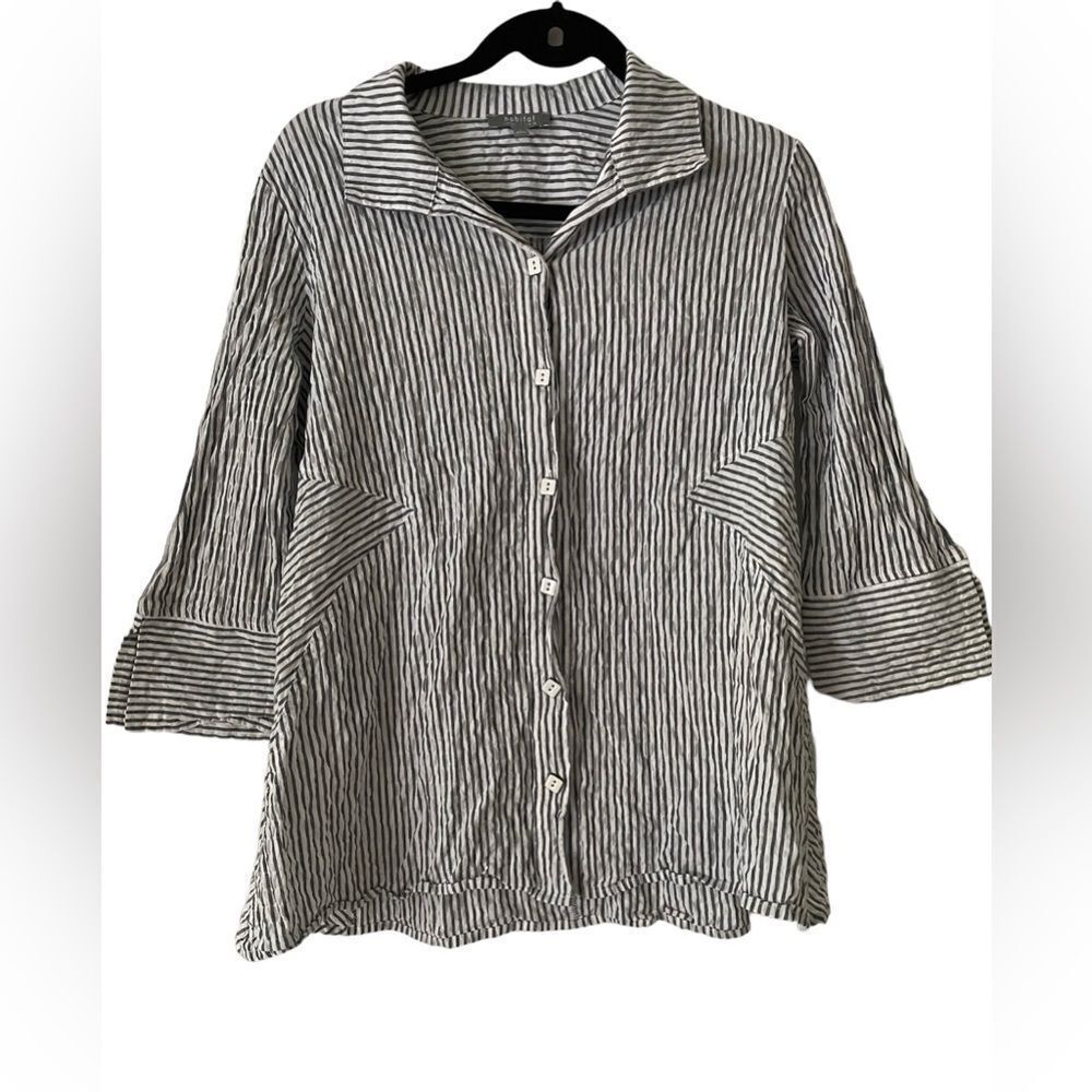 Habitat Women's Gray and White Button Up Size Small Contemporary Square Buttons